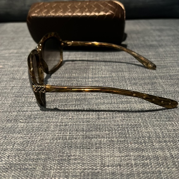 Bottega Veneta sunglasses with case - Picture 3 of 4